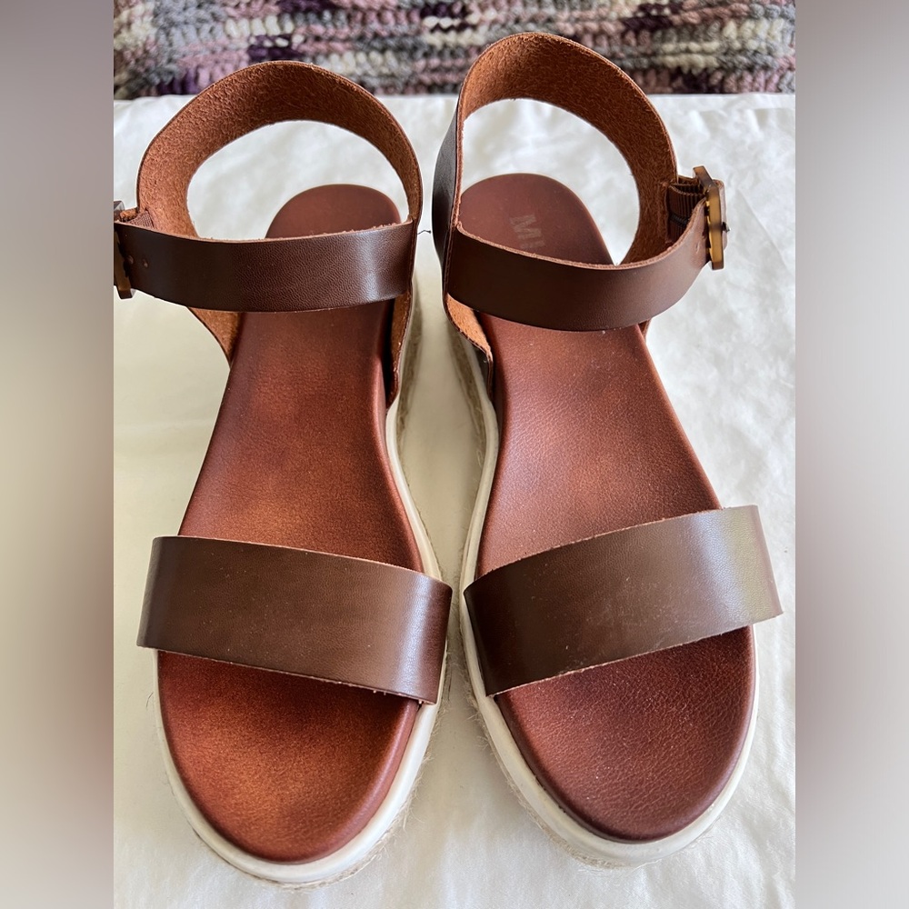 NWOB Brown leather MIA Size 9 Sandals